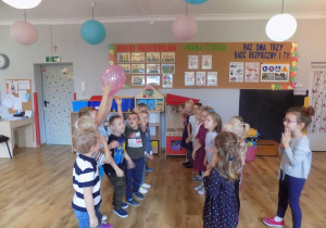 Dzieci bawią się w "Sztafetę balonową"